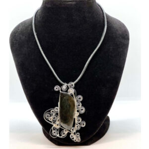 Collar con colgante de obsidiana negra de México